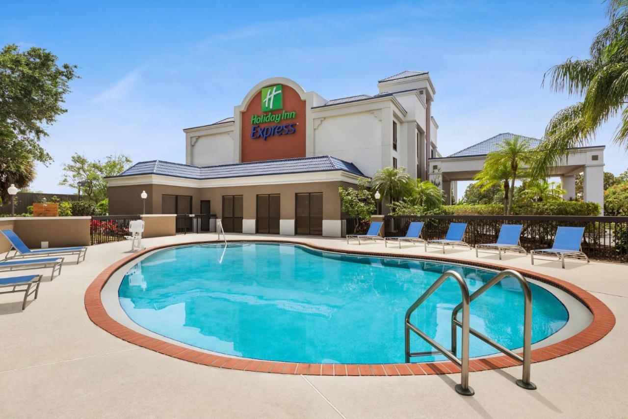 Holiday Inn Express Vero Beach-West I-95 By Ihg Bagian luar foto