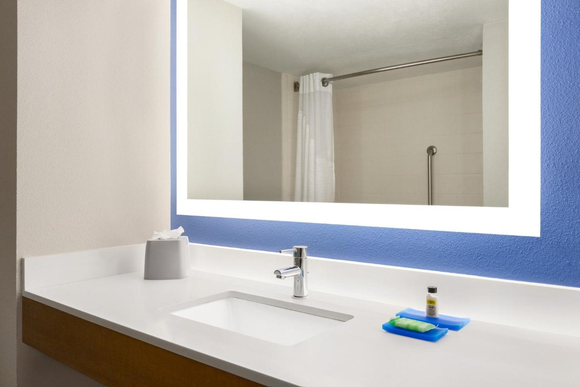 Holiday Inn Express Vero Beach-West I-95 By Ihg Bagian luar foto