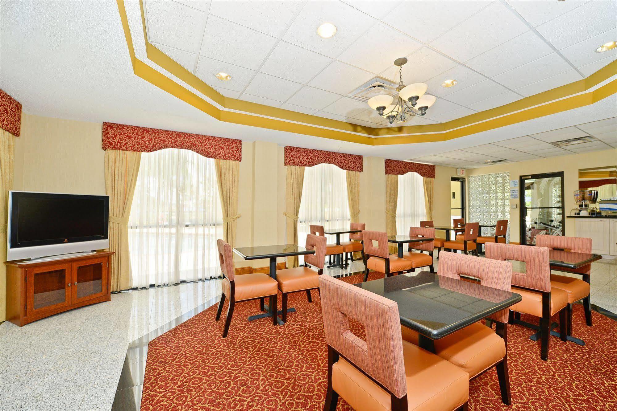 Holiday Inn Express Vero Beach-West I-95 By Ihg Bagian luar foto