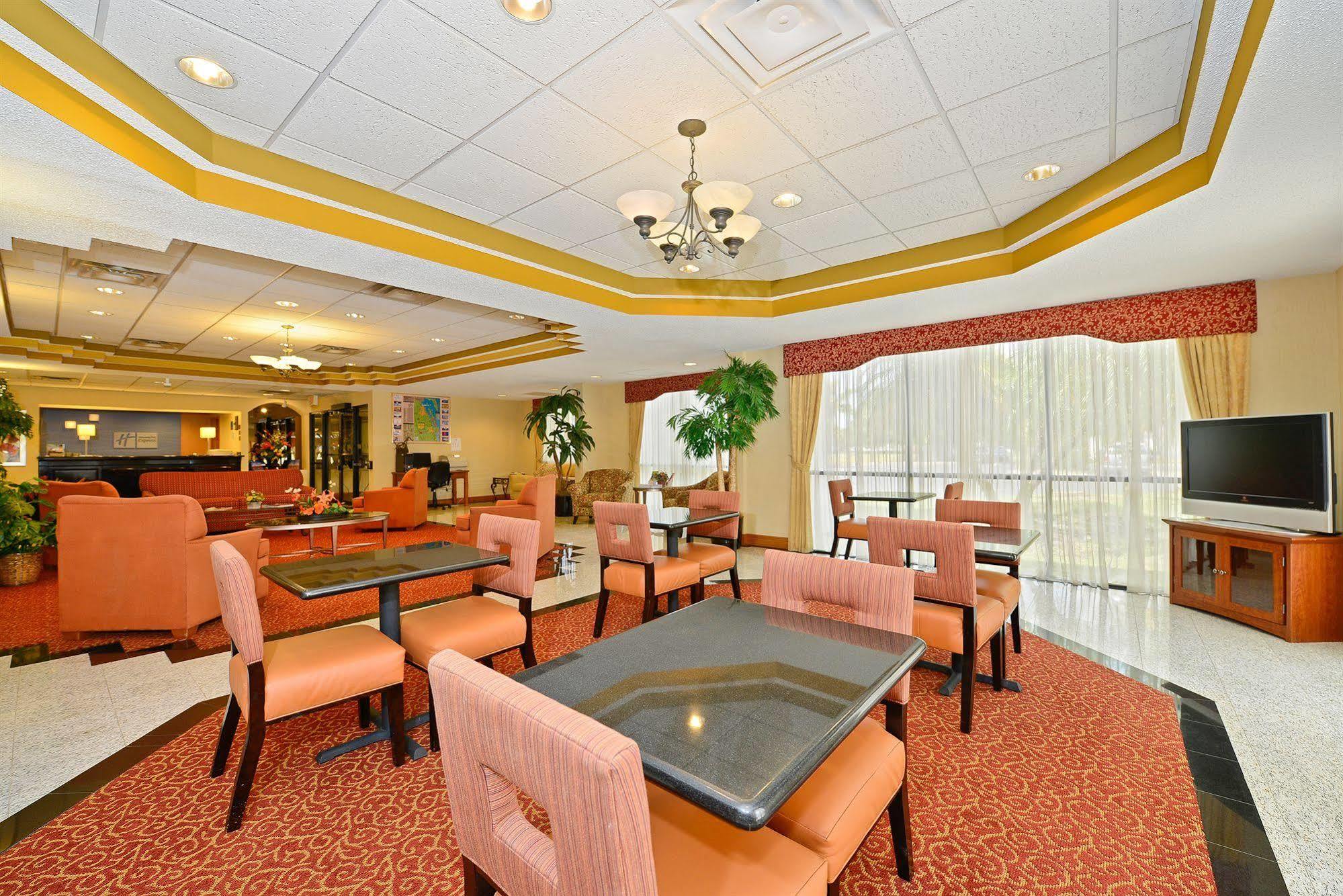 Holiday Inn Express Vero Beach-West I-95 By Ihg Bagian luar foto